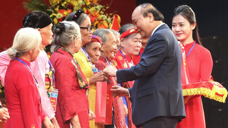 PM Nguyen Xuan Phuc presents gifts to Heroic Vietnamese Mothers. (Photo: VGP)