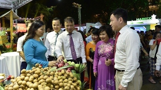 Deputy Minister of Industry and Trade Do Thang Hai and other delegates visit pavilions at the launch ceremony.
