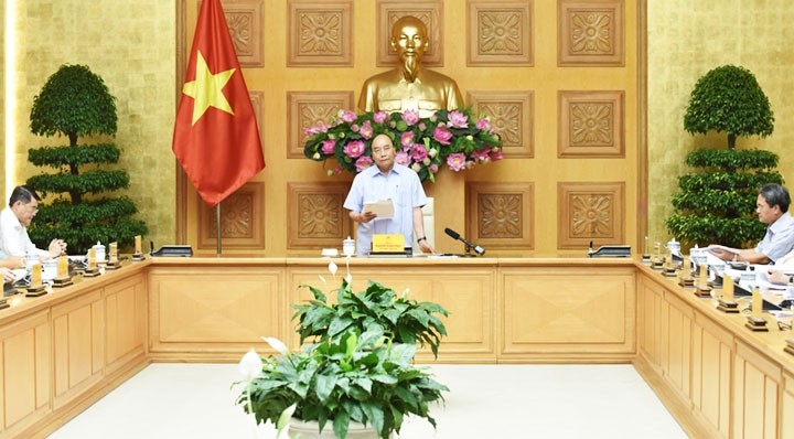 PM Nguyen Xuan Phuc speaking chairs the meeting of the steering committee for the restructuring of credit organisations on July 27 (Photo: VNA)