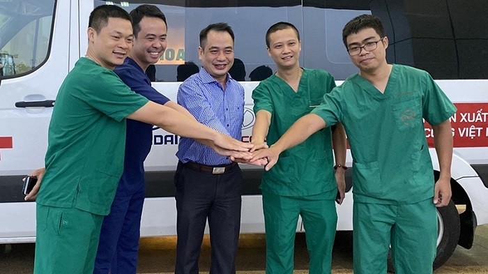 Doctor Nguyen Trung Cap, Deputy Director of the National Hospital for Tropical Diseases (C), encourages doctors from the hospital before their departure on the special flight on Tuesday morning. (Photo: Thanh Dang) 
