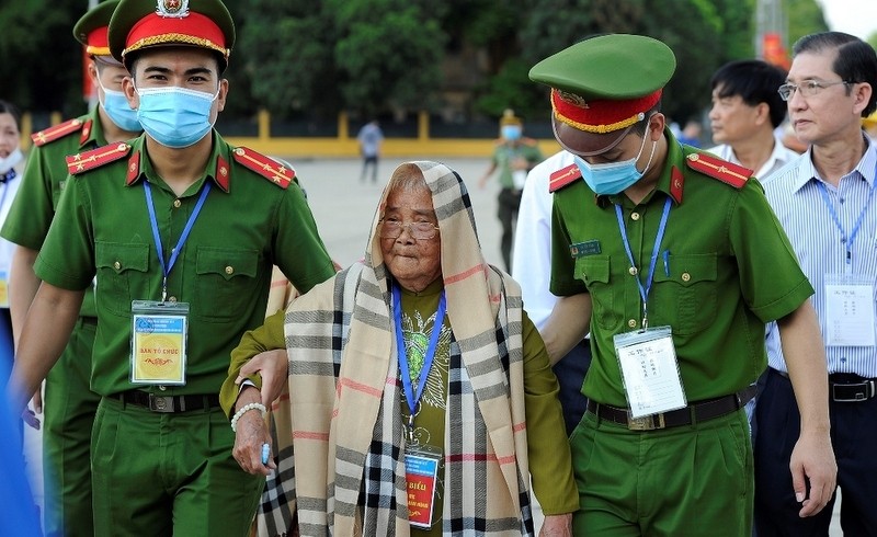 Youths from the public security forces helping the Heroic Vietnamese Mothers.