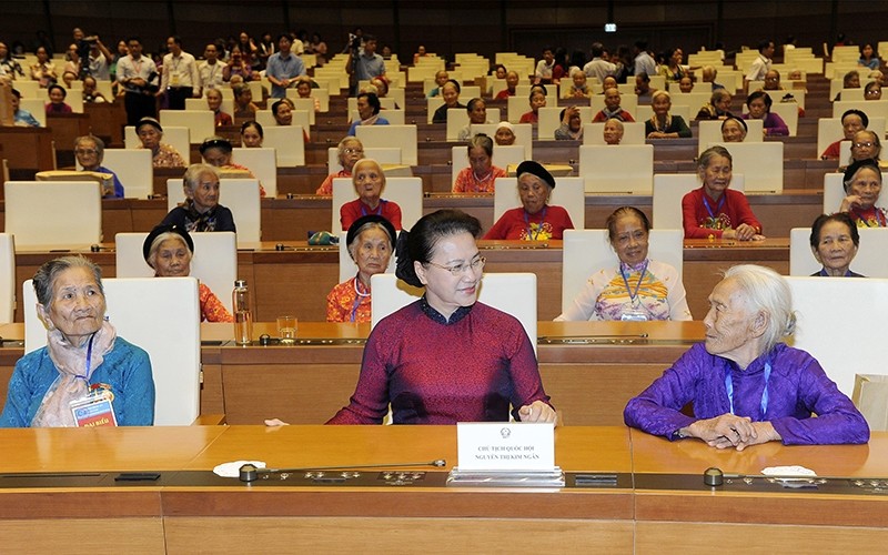 NA Chairwoman Nguyen Thi Kim Ngan and the Heroic Vietnamese Mothers. (Photo: NDO)