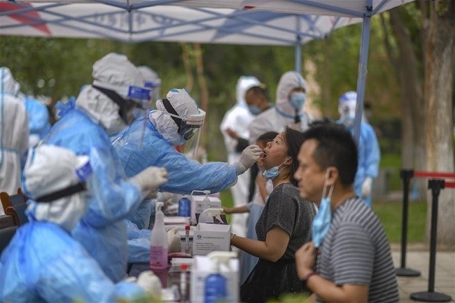 Medical workers collect swab samples for residents at Tianshan District in Urumqi, northwest China's Xinjiang Uygur Autonomous Region, July 20, 2020. (Photo: Xinhua)
