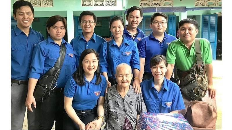 Youth union members visit and present gifts to Heroic Vietnamese Mother Nguyen Thi Phoi in An Nhon Tay commune, Cu Chi district, Ho Chi Minh City. (Photo: NDO/Bui Anh Tuan)