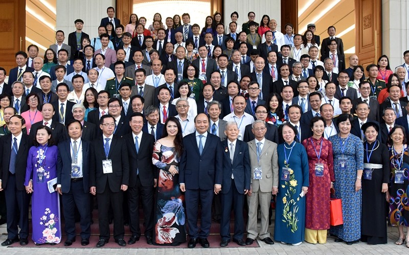 PM Nguyen Xuan Phuc (first row, seventh from left) joins a group photo with participants at the meeting. (Photo: NDO/Tran Hai)