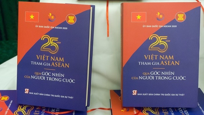 The cover of the new book entitle “25 years of Vietnam joining ASEAN from the perspective of the insiders". (Photo: NDO/Trung Hung)