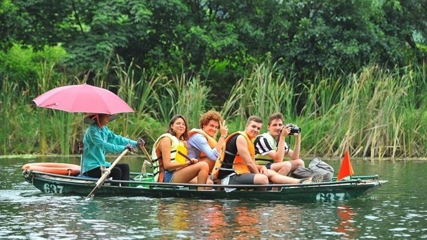 (Picture for illustration). Foreign tourists visit Trang An tourism complex in northern Ninh Binh province (Photo: VNA)