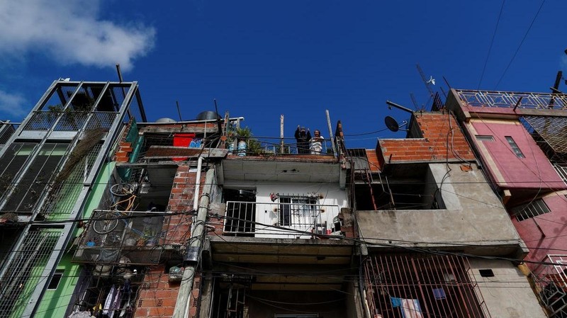 Residents of the Villa 31 slum react during the spread of the coronavirus disease (COVID-19) in Buenos Aires, Argentina May 5, 2020. (Photo: Reuters)