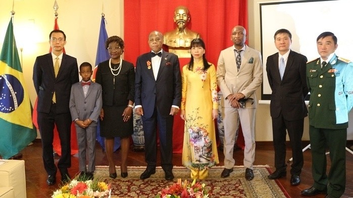 The ceremony to present the Friendship Order to the Mozambican diplomat (Photo: Bao quoc te)