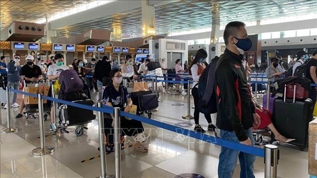 Vietnamese citizens check in at the airport. Illustrative image. (Photo: VNA)