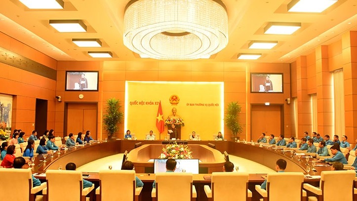The meeting between NA Vice Chairwoman Tong Thi Phong and Hanoi union officials (Photo: Kinh te - Do thi)