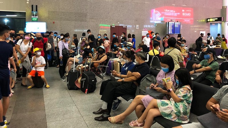 Passengers at Da Nang Airport before social distancing measures were reinstated