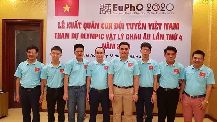 Gold medallist Nguyen Manh Quan (sixth from left) and other members of the Vietnamese team at EuPhO 2020 (Photo: VGP)