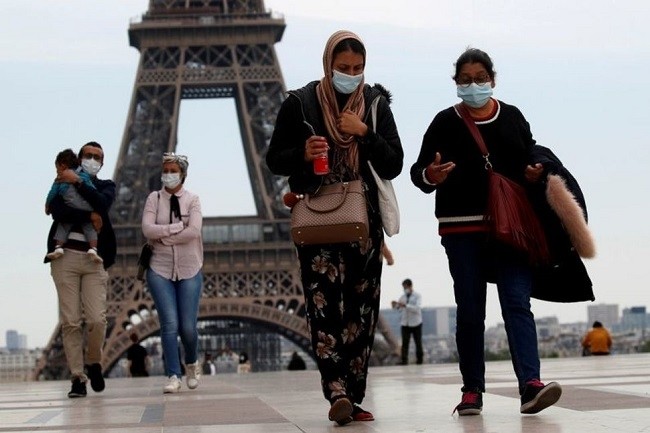 People wearing face masks walk at Trocadero square near the Eiffel Tower, as France began a gradual end to a nationwide lockdown due to the coronavirus disease (COVID-19) in Paris, France, May 16, 2020. (File photo: Reuters)