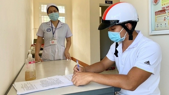 A health worker instructs a citizen in Gia Lai Province on how to make health declaration after travelling from a COVID-19-hit area. (Photo: NDO/Phan Hoa)
