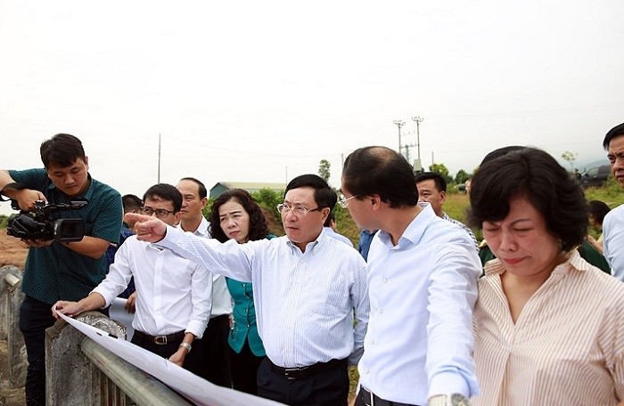 Deputy Prime Minister and Foreign Minister Pham Binh Minh inspects some border areas in Lao Cai Province. (Photo: VGP)