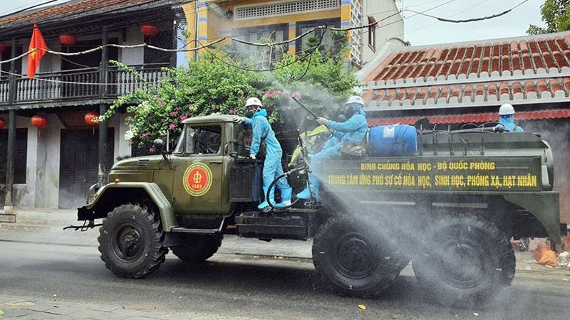 The army’s chemical force sprays disinfectants in the ancient town of Hoi An, Quang Nam Province, on August 2, 2020. (Photo: NDO/Tan Nguyen)