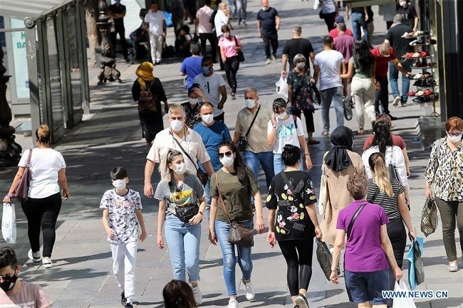 People wearing masks walk in the street in Ankara, Turkey on July 30, 2020. Turkey confirmed 967 new COVID-19 cases on Thursday, raising the total infections to 229,891, Turkish Health Minister Fahrettin Koca said. (Photo: Xinhua)