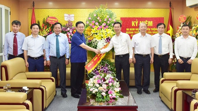 Politburo member and Secretary of Hanoi municipal Party Committee Vuong Dinh Hue (left) congratulates Politburo member and Head of the PCC's Commission for Communications and Education. (Photo: hanoimoi)