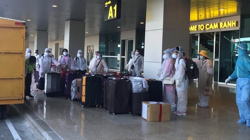 Vietnamese citizens from the US and Japan arrive at Cam Ranh Airport. (Photo: VNA)
