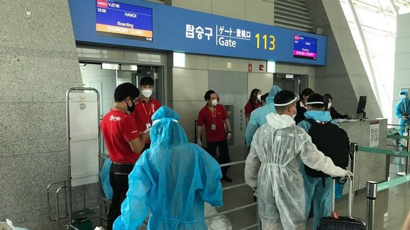 A total of 230 Vietnamese citizens were flown home from the RoK on August 1. (Photo: baoquocte.vn)