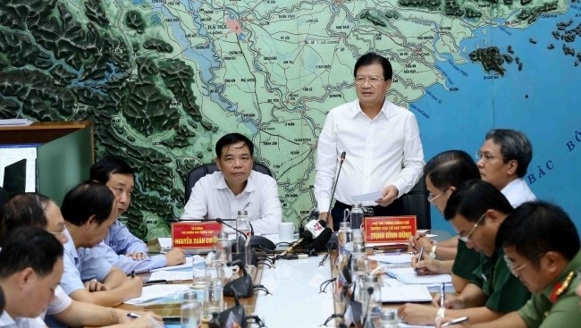 Deputy PM Trinh Dinh Dung speaking at the meeting. (Photo: VNA)