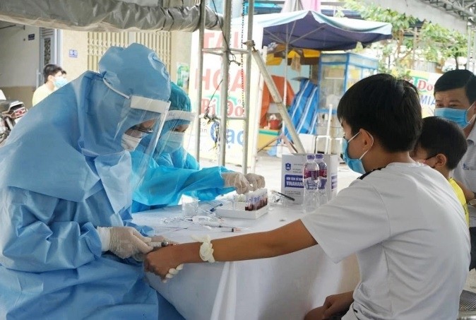 Medical workers take samples of people in Da Nang for COVID-19 testing. (Photo: nongnghiep.vn)