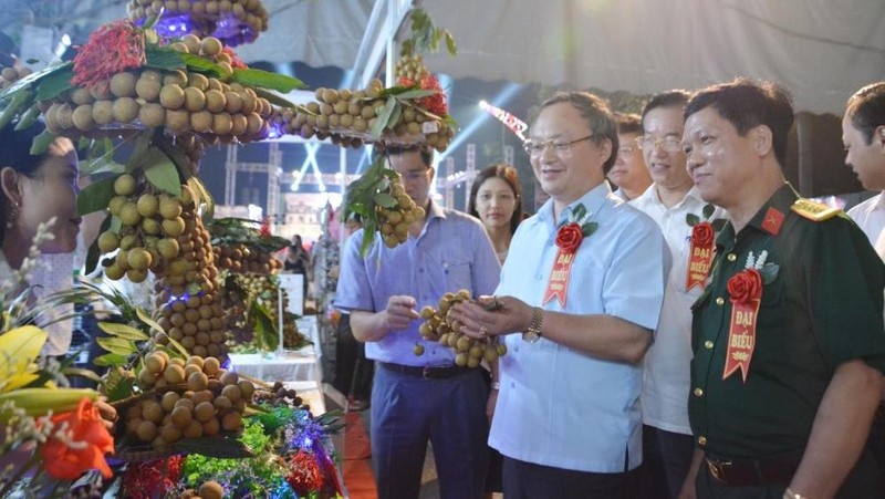 Delegates visit a pavilion displaying longan products of Khoai Chau district. (Photo: baohungyen.vn)