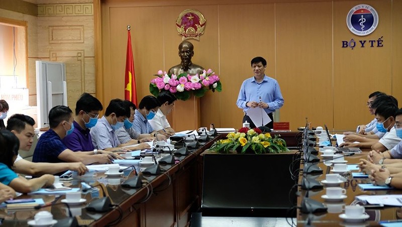 Acting Minister of Health Nguyen Thanh Long speaking at the meeting. (Photo: NDO)