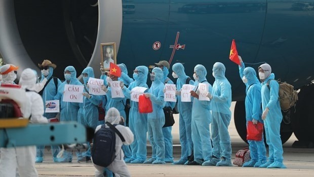 Vietnamese citizens say thanks to the Vietnamese Government and Vietnam Airlines for repatriating them from Equatorial Guinea (Photo: VNA)