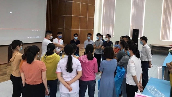 Health workers undergoing training before being dispatched to support local hospitals in Thua Thien Hue and Quang Nam Provinces. (Photo: MoH)
