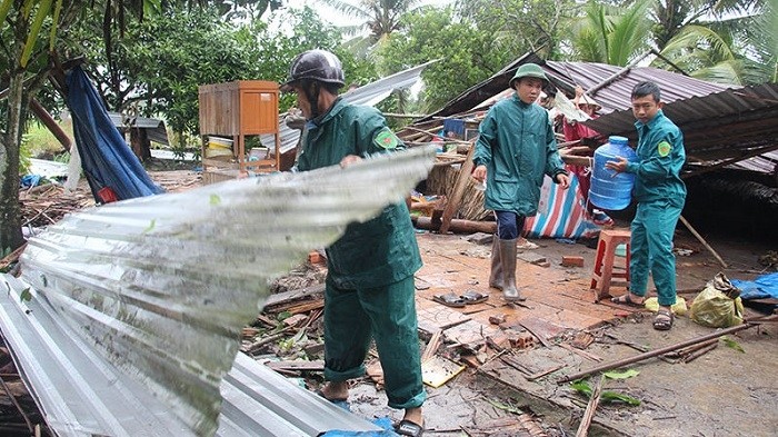 Functional forces in Hau Giang province help households in Vi Thanh city in overcoming consequences of Storm Sinlaku. (Photo: NDO/Phung Dung)
