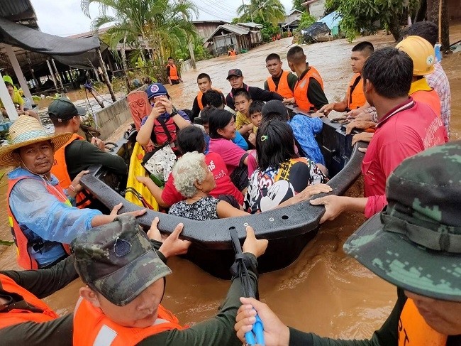Soldiers evacuate villagers in Muang district of Loei province after run-off water caused by heavy rain engulfed over 1,000 houses in districts including Muang, Chiang Khan, Pak Chom and Na Duang. (Photo: Royal Thai Army)