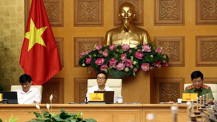 Deputy Prime Minister Vu Duc Dam (C) speaks at the meeting. (Photo: VGP)