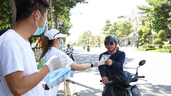 Members of Nany charity group present free medical face mask to local resident in Phan Rang - Thap Cham City, Ninh Thuan Province. (Photo: NDO/Nguyen Trung)