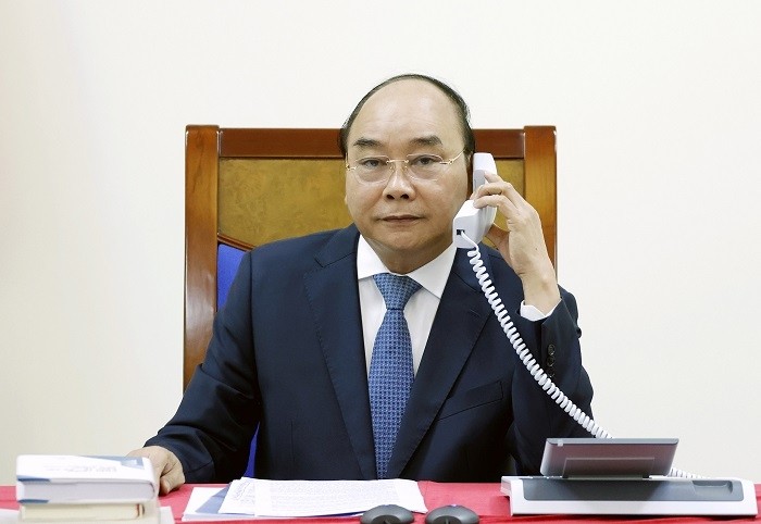 Prime Minister Nguyen Xuan Phuc holds phone talks with his Japanese counterpart Shinzo Abe. (Photo: VGP)