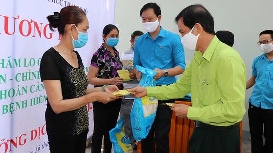 Local people affected by the COVID-19 pandemic in Ho Chi Minh City provided with financial support. (Illustrative image)
