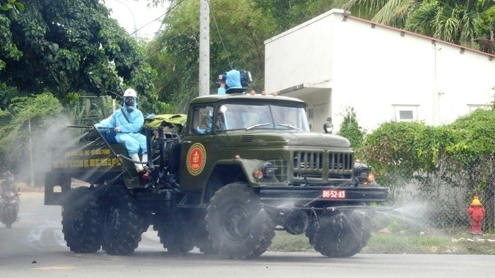 The chemical force from the Military Region 5 spray disinfectants on a street in Son Tra District, Da Nang City, on August 3, 2020. (Photo: NDO/Thanh Tung)