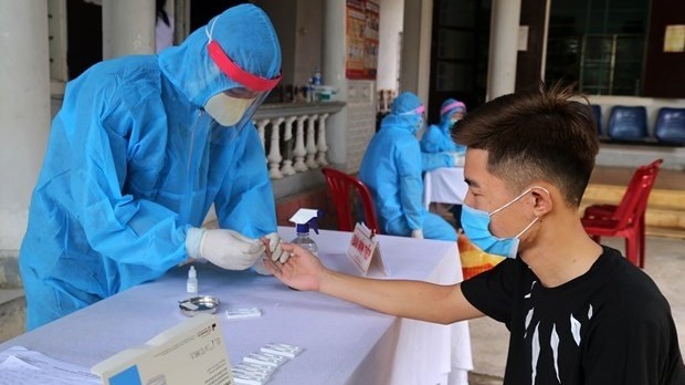 A health worker takes blood sample for rapid COVID-19 testing from a resident in Dong Ha city, Quang Tri province (Photo: VNA)