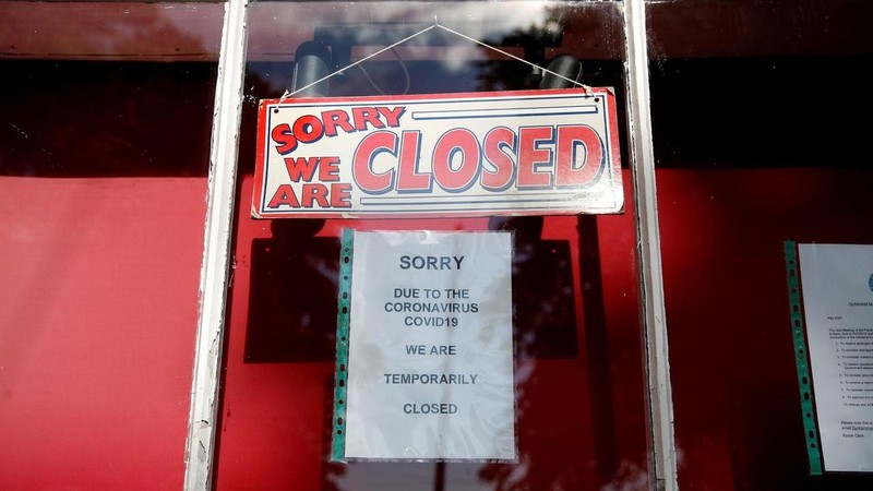A closed sign is seen in a shop window in Dunham Massey, following the outbreak of the coronavirus disease, Dunham Massey, Britain, May 7, 2020. (Photo: Reuters)
