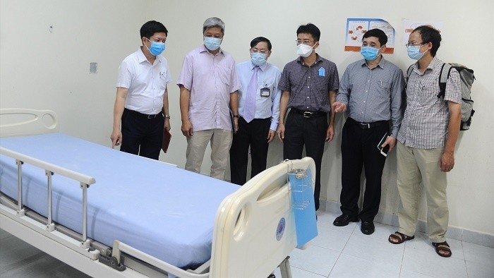 Deputy Minister Nguyen Truong Son (second from left) inspects preparations for receiving and treating COVID-19 patients at Quang Nam Central General Hospital. (Photo: baoquangnam.vn)