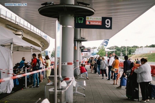 Passengers line up to have COVID-19 tests at Cologne-Bonn Airport in Cologne, Germany, on Aug. 3, 2020. Germany's COVID-19 cases rose by 509 within one day to 210,402, the Robert Koch Institute (RKI) said on Monday. (Photo: Xinhua)
