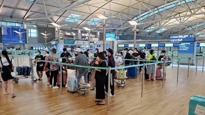 Vietnamese citizens in the RoK prepare to board their repatriation flight home. (Photo: MOFA) 