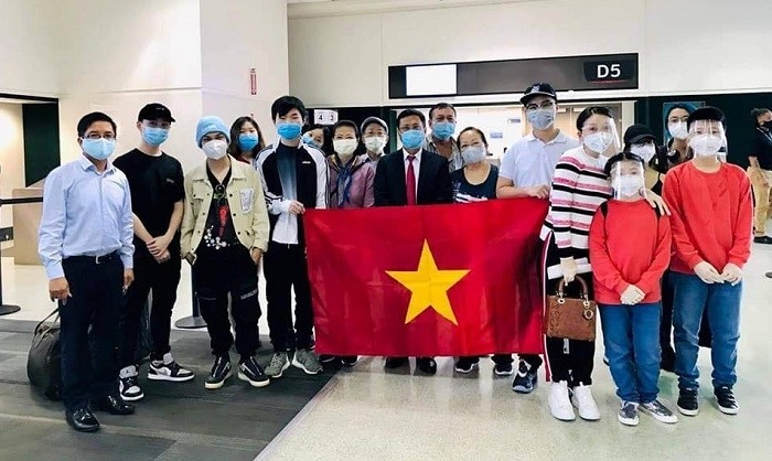 The Vietnamese Consulate General in Houston sends its staff members to help the citizens with boarding procedures at the airport. (Photo: baoquocte.vn)