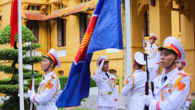 The flag hoisting ceremony held in Hanoi on August 7, 2020 to mark the 53rd founding anniversary of ASEAN (Photo: MOFA)