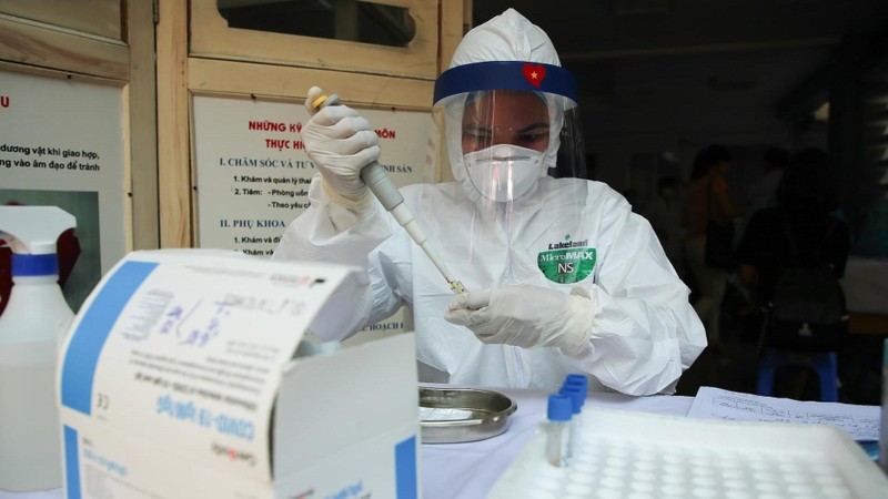 A health worker takes samples for COVID-19 testing. (Photo: NDO/Ha Nam)