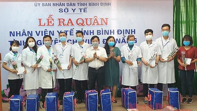 The south-central province of Binh Dinh sends 25 physicians, doctors, and nurses to Da Nang. (Photo: NDO/Cat Hung)