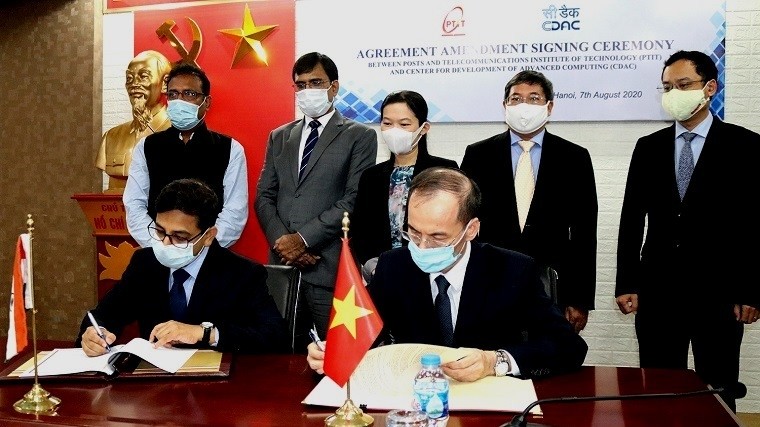 Ambassador of the Republic of India to Vietnam Pranay Verma and President of PTIT Vu Van San signed the deal in Hanoi.