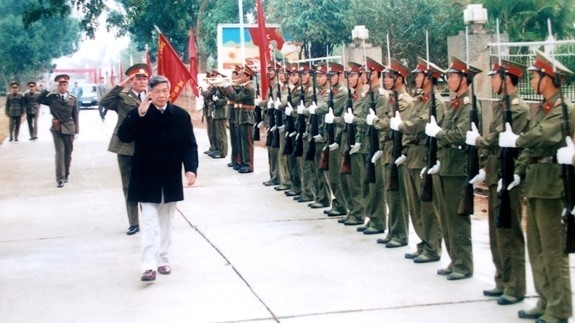 Late Party General Secretary Le Kha Phieu visiting Division No.304 on February 27, 2000.