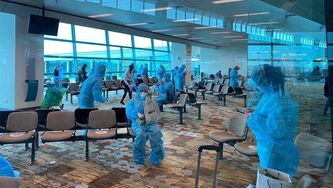 Vietnamese citizens at the airport in Singapore before returning to the homeland on August 12. (Photo: Foreign Ministry)